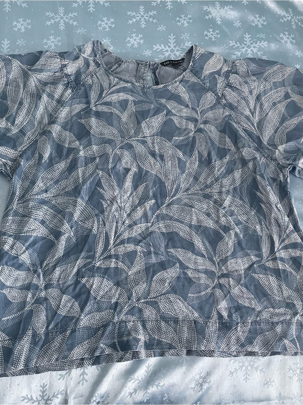 Zac & Rachel Blue Leaf-Print Short Sleeve Blouse NWT size L. 100% Lyocell